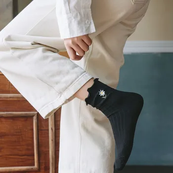 2020 m. nauja Japonų mažai baltųjų gėlių ponios vidurio vamzdis kojinės siuvinėjimo kojinės vertikalios juostelės krūva kojinių mielas kawaii kojinės