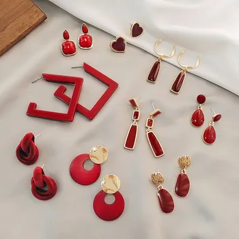Giliai raudonosios aikštės netaisyklingos geometrijos apskritas tuščiaviduris iš moterų auskarai metalo, emale auskarai su merginomis, rafinuotas juvelyrika