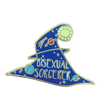 Navy blue pin formos, pavyzdžiui, raganos skrybėlė, papuošta planetų, žvaigždžių, ir frazė Biseksualų Burtininkas