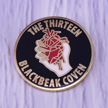 Sosto Stiklo ženklelis Kolegos ironteeth raganos, parodyti savo paramą savo seserys su šiuo blackbeak coven membership pin.