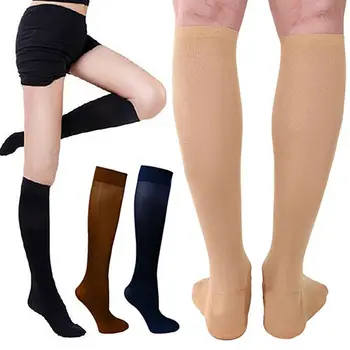 Spalvotų slėgio venų išsiplėtimas, kojų suspaudimo puskojinės paramos skausmas kelio sąnario sporto kojinės paramos ruožas kvėpuojantis futbolo kojinės